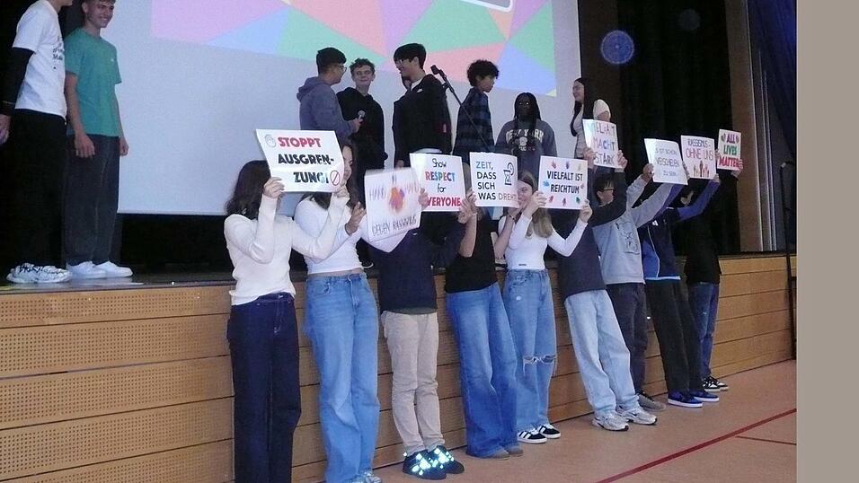 Die Schüler zeigten ihre Meinung auf Schildern.