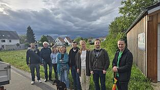 Armin Aichner, Fritz Bilda, Susanne Rogge, Sylwia Juretzko, Renate Giglberger, Xaver Giglberger, Claudia Luft, Otto Giglberger und Clemens Behl (von links) von der Interessengemeinschaft Wiese Platanenweg