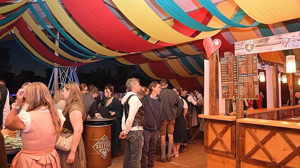 Feiern im ersten Stock: Nicht nur der Biergarten, auch die darüberliegende Galerie kam gut bei den Besuchern an. Feiern im ersten Stock: Nicht nur der Biergarten, auch die darüberliegende Galerie kam gut bei den Besuchern an.
