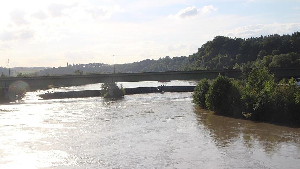 Bei Poikam im Landkreis Kelheim hat sich ein Schiff quergestellt. Bei Poikam im Landkreis Kelheim hat sich ein Schiff quergestellt.