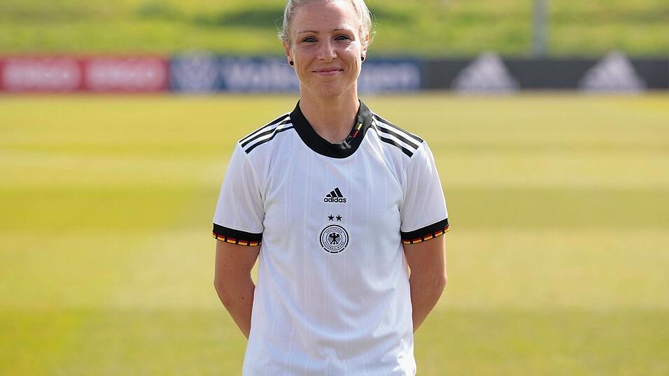 Unsere Nummer 9: Angreiferin Svenja Huth / VfL Wolfsburg / 66 Länderspiele / 13 Tore Unsere Nummer 9: Angreiferin Svenja Huth / VfL Wolfsburg / 66 Länderspiele / 13 Tore