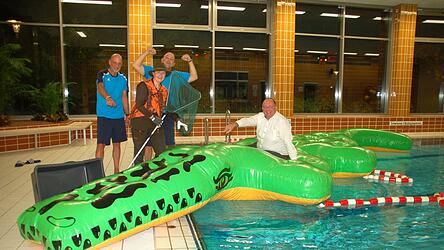 Das Krokodil im Hallenbad Geiselhöring mit Rettungsschwimmer Markus Müller, Jägerin Gerda Greß, Bademeister Martin Schmidt und Bürgermeister Herbert Lichtinger. Sie alle hatten an der Geschichte des vermeintlichen Reptils in der Laber mitgewirkt.