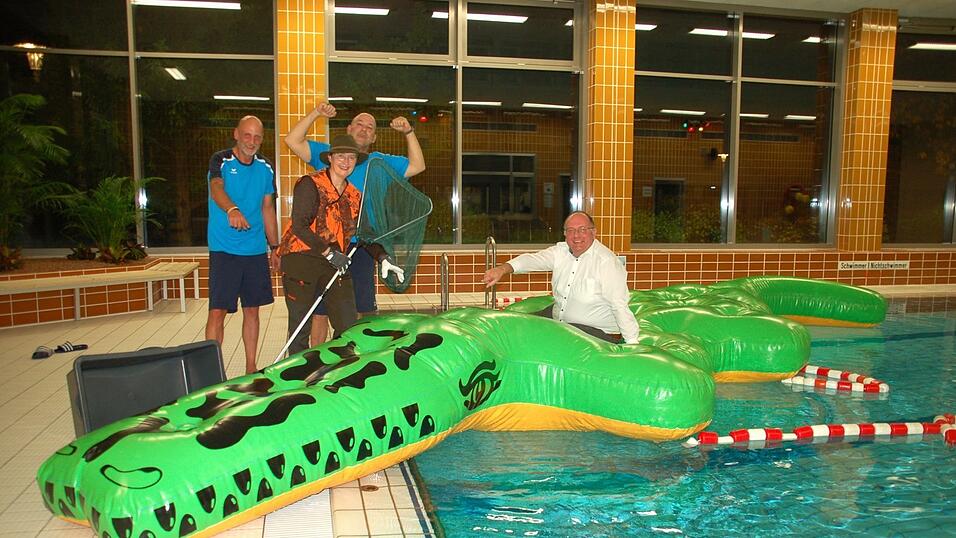 Das Krokodil im Hallenbad Geiselhöring mit Rettungsschwimmer Markus Müller, Jägerin Gerda Greß, Bademeister Martin Schmidt und Bürgermeister Herbert Lichtinger. Sie alle hatten an der Geschichte des vermeintlichen Reptils in der Laber mitgewirkt.