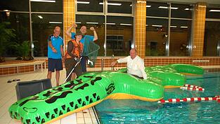 Das Krokodil im Hallenbad Geiselhöring mit Rettungsschwimmer Markus Müller, Jägerin Gerda Greß, Bademeister Martin Schmidt und Bürgermeister Herbert Lichtinger. Sie alle hatten an der Geschichte des vermeintlichen Reptils in der Laber mitgewirkt.