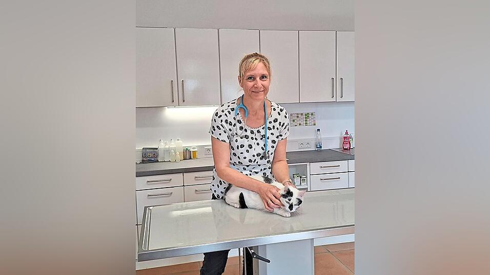 Durch ihre ruhige und einfühlsame Art fühlen sich Patienten und ihre Besitzer bei Tierärztin Julia Wohlgemuth gut aufgehoben. Durch ihre ruhige und einfühlsame Art fühlen sich Patienten und ihre Besitzer bei Tierärztin Julia Wohlgemuth gut aufgehoben.