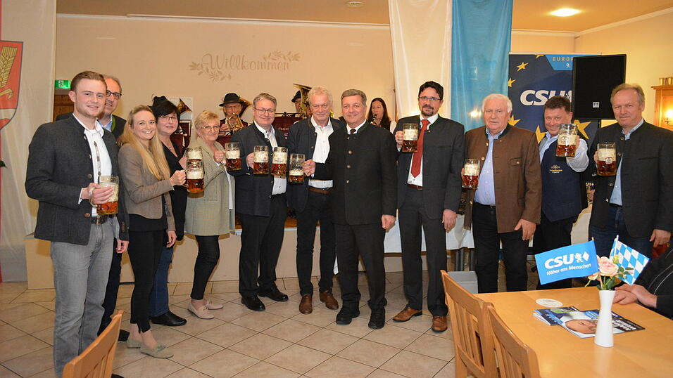 Nur zwei Schläge brauchte Christian Bernreiter, dann hieß es 'O'zapft is' und 'Prost': Die anwesenden Ehrengäste ließen sich, musikalisch begleitet von den 'Blechteifeln', das erste Bockbier des Abends schmecken. Nur zwei Schläge brauchte Christian Bernreiter, dann hieß es 'O'zapft is' und 'Prost': Die anwesenden Ehrengäste ließen sich, musikalisch begleitet von den 'Blechteifeln', das erste Bockbier des Abends schmecken.