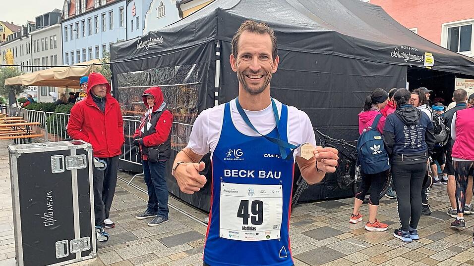 Der erste Halbmarathonläufer ist im Ziel - Matthias Ewender zeigt wieder, dass er der Schnellste ist. Der erste Halbmarathonläufer ist im Ziel - Matthias Ewender zeigt wieder, dass er der Schnellste ist.