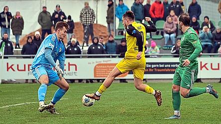 Thomas Haas umspielt Ansbachs Torwart Heiko Schiefer und netzt zum 1:0 f&uuml;r Vilzing ein.