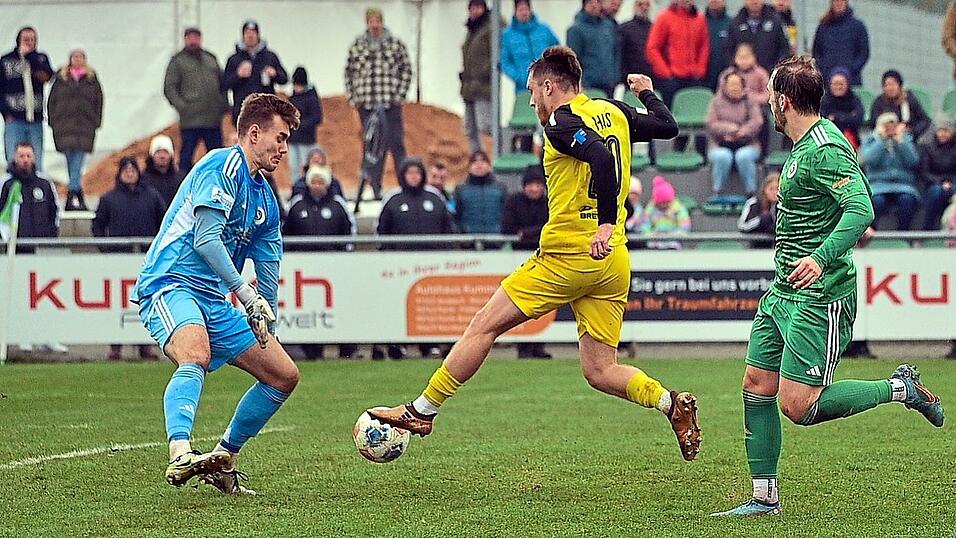 Thomas Haas umspielt Ansbachs Torwart Heiko Schiefer und netzt zum 1:0 für Vilzing ein.