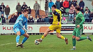 Thomas Haas umspielt Ansbachs Torwart Heiko Schiefer und netzt zum 1:0 für Vilzing ein. Thomas Haas umspielt Ansbachs Torwart Heiko Schiefer und netzt zum 1:0 für Vilzing ein.