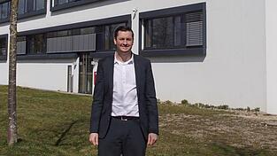 Sachgebietsleiter Christian Schindler vor dem Regensburger Landratsamt. Bald nimmt er Abschied.