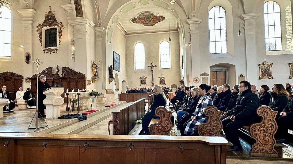 Viele Mitglieder der Drachenstich-Familie hatten sich am Samstagvormittag zum Trauergottesdienst in der Pfarrkirche zusammengefunden.