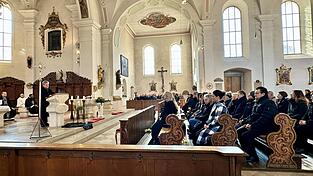 Viele Mitglieder der Drachenstich-Familie hatten sich am Samstagvormittag zum Trauergottesdienst in der Pfarrkirche zusammengefunden.
