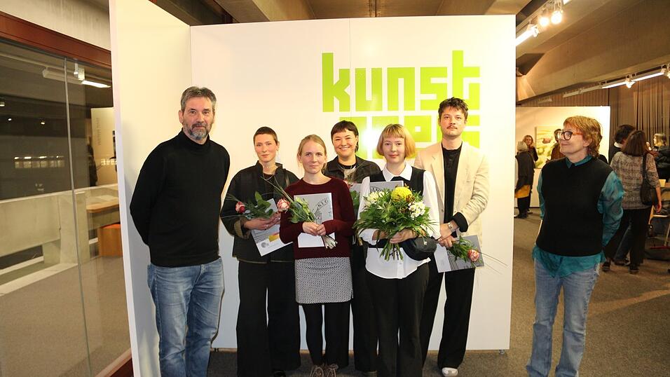 Sofia Seidl (dritte von rechts) erhielt von Reiner Meyer (links) und Birgit Eiglsperger den Kunstpreis der Universität verliehen. Mit im Bild ihre Mitbewerber der Endauswahl. Sofia Seidl (dritte von rechts) erhielt von Reiner Meyer (links) und Birgit Eiglsperger den Kunstpreis der Universität verliehen. Mit im Bild ihre Mitbewerber der Endauswahl.
