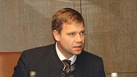 Bezirkstagspräsident Olaf Heinrich (CSU) bei der Vorstellung des Haushaltsentwurfs für 2026. Bezirkstagspräsident Olaf Heinrich (CSU) bei der Vorstellung des Haushaltsentwurfs für 2026.