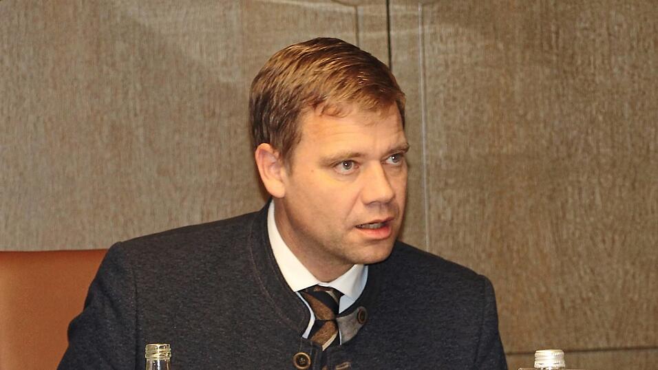 Bezirkstagspräsident Olaf Heinrich (CSU) bei der Vorstellung des Haushaltsentwurfs für 2026.