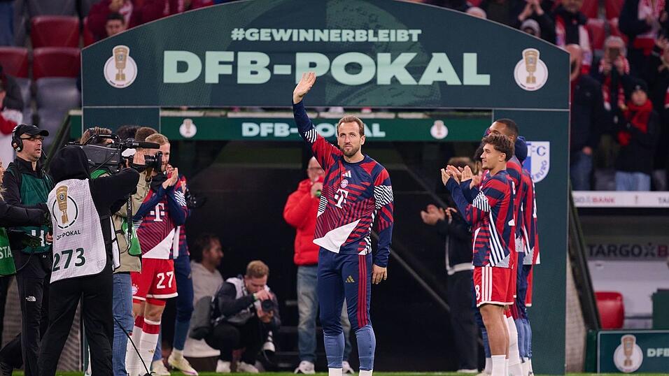 Harry Kane (m) wurde rund um das DFB-Pokal-Spiel bejubelt.