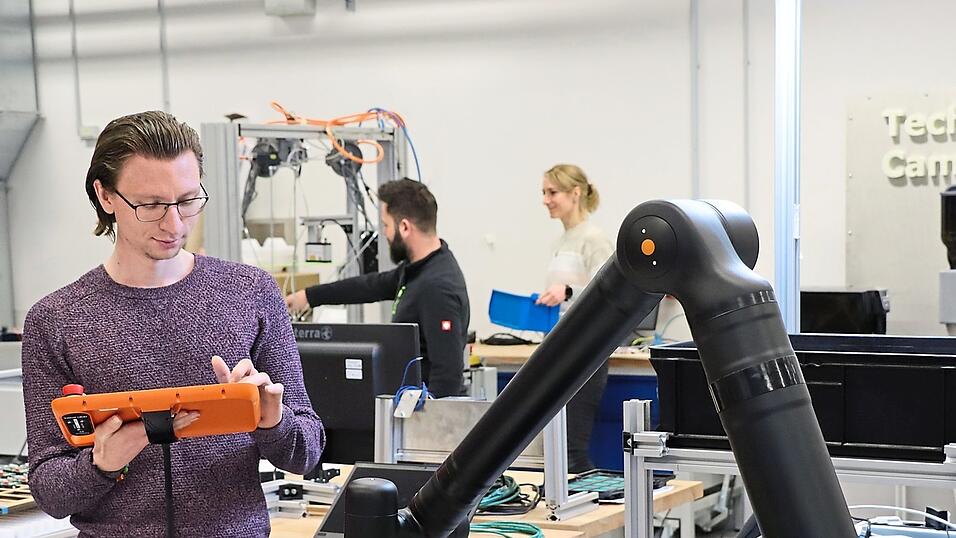 Ein junger Forscher programmiert einen Roboter am Campus in Cham. Künftig soll der Bereich 'intelligente Robotik' dort eine noch größere Rolle spielen. Ein junger Forscher programmiert einen Roboter am Campus in Cham. Künftig soll der Bereich 'intelligente Robotik' dort eine noch größere Rolle spielen.
