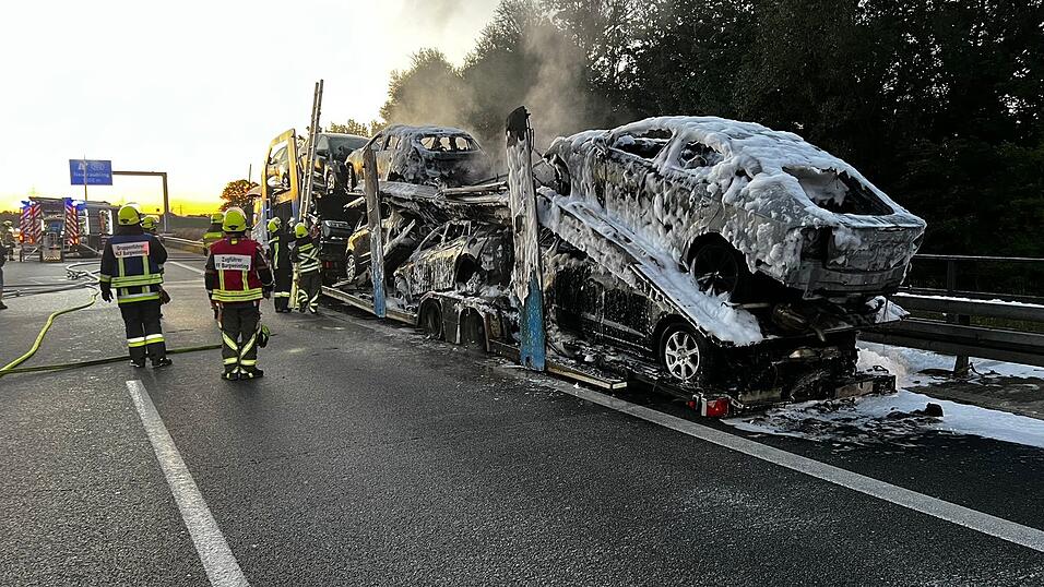 Auf der A3 zwischen den Anschlussstellen Regensburg-Ost und Neutraubling brannte am Montagmorgen ein Autotransporter. Auf der A3 zwischen den Anschlussstellen Regensburg-Ost und Neutraubling brannte am Montagmorgen ein Autotransporter.