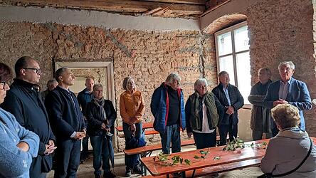 Bürgermeister Georg Fleischmann (r.) blickt zurück auf den Kauf des Gebäudes. Architekt Norbert Paukner, Kreisrat Heinrich Schmidt, Sonja Morgenstern und Johannes Molitor (v.r.) und MdL Martin Behringer und Landrat Ronny Raith verfolgen seine Ausführungen mit den anderen Besuchern.