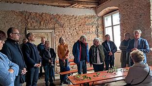Bürgermeister Georg Fleischmann (r.) blickt zurück auf den Kauf des Gebäudes. Architekt Norbert Paukner, Kreisrat Heinrich Schmidt, Sonja Morgenstern und Johannes Molitor (v.r.) und MdL Martin Behringer und Landrat Ronny Raith verfolgen seine Ausführungen mit den anderen Besuchern.