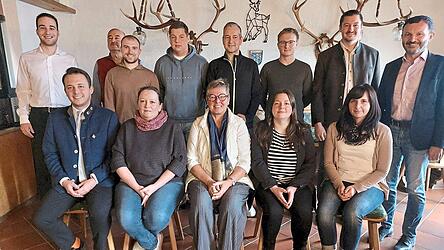 Drei Frauen und f&uuml;nf M&auml;nner ziehen mit der B&uuml;rgermeisterin Sabine Steinlechner (vorne Bildmitte) in den Kommunalwahlkampf. Josef Schmaderer und Julian Preidl (l.) sowie Kreisvorsitzender und Landratskandidat Christian Schindler und B&uuml;rgermeister Markus Hofmann (r.) w&uuml;nschen den Freien W&auml;hlern in Grafenwiesen viel Erfolg.