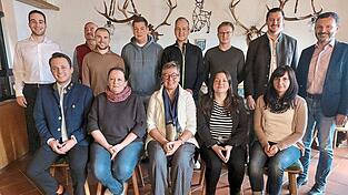 Drei Frauen und fünf Männer ziehen mit der Bürgermeisterin Sabine Steinlechner (vorne Bildmitte) in den Kommunalwahlkampf. Josef Schmaderer und Julian Preidl (l.) sowie Kreisvorsitzender und Landratskandidat Christian Schindler und Bürgermeister Markus Hofmann (r.) wünschen den Freien Wählern in Grafenwiesen viel Erfolg.