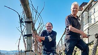 (v. li.) Norbert Dorn beim Vorschnitt und Hans Fischaleck beim Festlegen der Strecker.