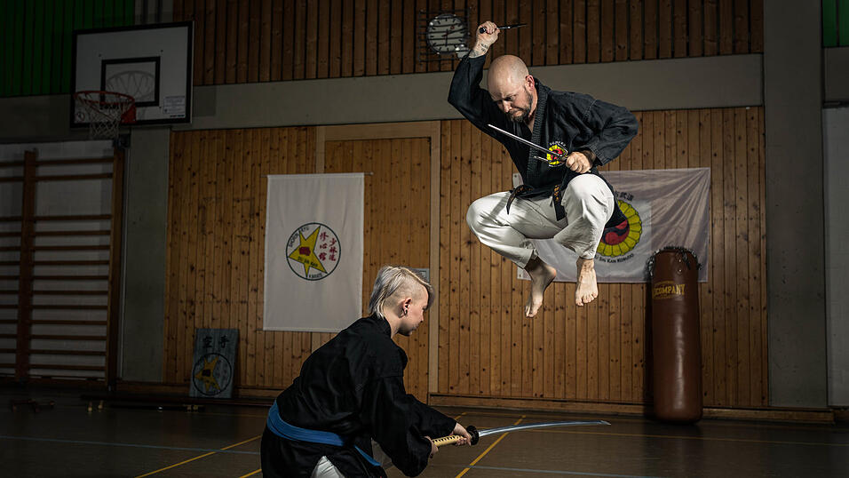 Beim Kobudo, dem bewaffneten Nahkampf, steht der Umgang mit verschiedenen Waffen (meist ehemals bäuerlichen Ursprungs) im Vordergrund. Hier trainiert Rene Bösenthal, Vereinsvorsitzender des Straubinger Dojos, mit seiner Tochter. Laut Horst Bresele ist Shorin Ryu Siu Sin Kan einer der wenigen Karatestile, bei dem noch Kobudo gelehrt wird. Beim Kobudo, dem bewaffneten Nahkampf, steht der Umgang mit verschiedenen Waffen (meist ehemals bäuerlichen Ursprungs) im Vordergrund. Hier trainiert Rene Bösenthal, Vereinsvorsitzender des Straubinger Dojos, mit seiner Tochter. Laut Horst Bresele ist Shorin Ryu Siu Sin Kan einer der wenigen Karatestile, bei dem noch Kobudo gelehrt wird.