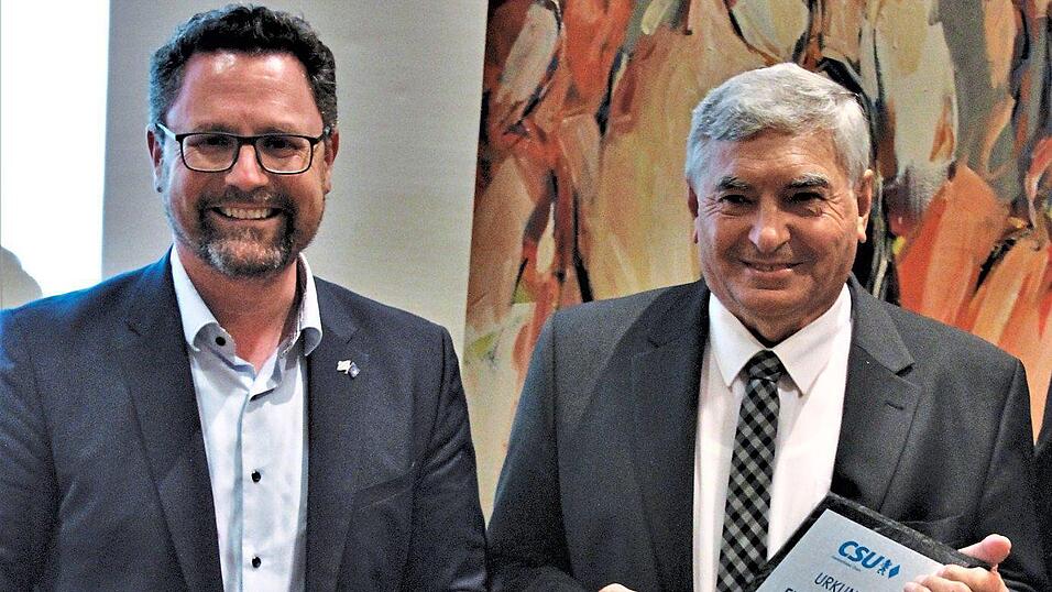 Freude und Stolz bei Dr. Gerhard Hopp und dem neuen Ehrenvorsitzenden, Karl Holmeier (rechts).