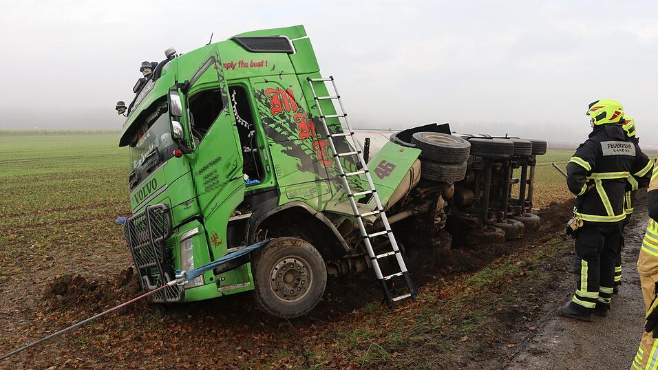 Die Feuerwehr sicherte den Lastwagen, damit er nicht vollständig auf die Seite kippte.