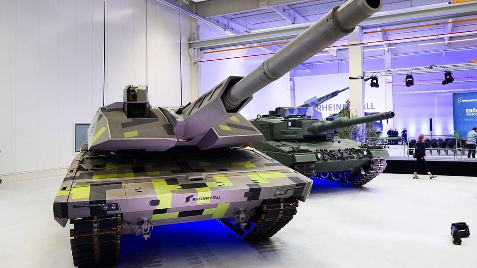 Der Panther-Kampfpanzer von Rheinmetall (links) steht neben anderen Panzern und Haubitzen des R&uuml;stungskonzerns bei einer Vorf&uuml;hrung in Unterl&uuml;&szlig;.