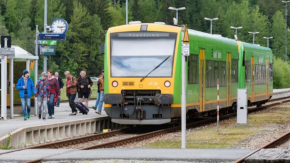 Auch bei der Waldbahn-Strecke zwischen Plattling und Zwiesel gibt es bis November einen Schienenersatzverkehr. Auch bei der Waldbahn-Strecke zwischen Plattling und Zwiesel gibt es bis November einen Schienenersatzverkehr.