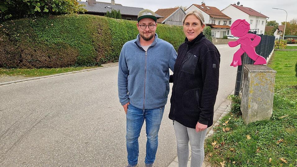 Thomas und Franziska Ederer vor ihrem Anwesen. Sie fordern mehr Sicherheit in der Etzenhausener Straße. Thomas und Franziska Ederer vor ihrem Anwesen. Sie fordern mehr Sicherheit in der Etzenhausener Straße.