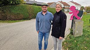 Thomas und Franziska Ederer vor ihrem Anwesen. Sie fordern mehr Sicherheit in der Etzenhausener Straße. Thomas und Franziska Ederer vor ihrem Anwesen. Sie fordern mehr Sicherheit in der Etzenhausener Straße.