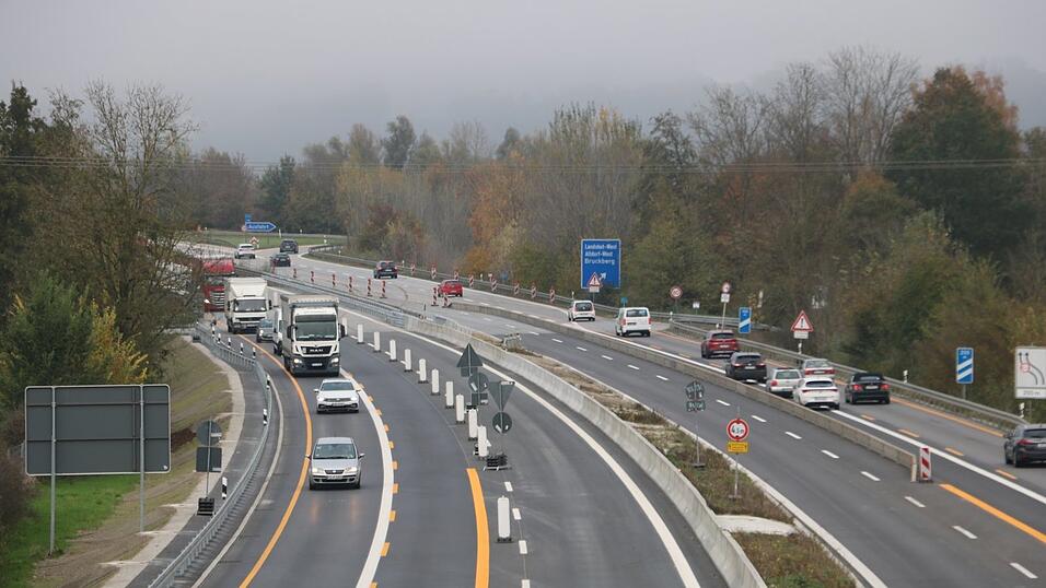 Asphaltiert sind beide Fahrbahnen mittlerweile, der Verkehr wird noch nach außen geleitet. Asphaltiert sind beide Fahrbahnen mittlerweile, der Verkehr wird noch nach außen geleitet.
