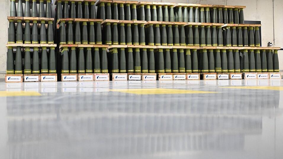Sie können bis zu 40 Kilometer weit geschossen werden: Artilleriemunition von Rheinmetall. Sie können bis zu 40 Kilometer weit geschossen werden: Artilleriemunition von Rheinmetall.