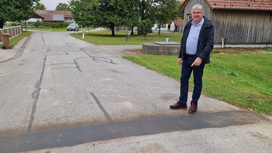Stadtrat Xaver Nürnberger (UWG/FWG) zeigt die Stelle in der Amselstraße, die Anwohner in den vergangenen Monaten viel Nerven gekostet hat.