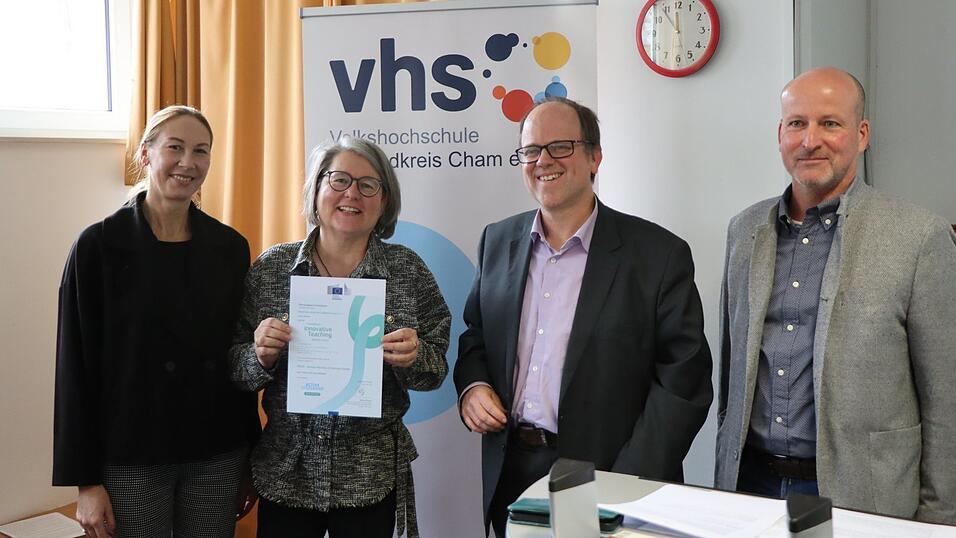 Aleksandra Sikorska-Ellwanger (links), Martina Bachmeier und Alfons Klostermeier-Stahlmann freuen sich &uuml;ber die Urkunde aus H&auml;nden von Torsten Schneider (Zweiter von rechts).