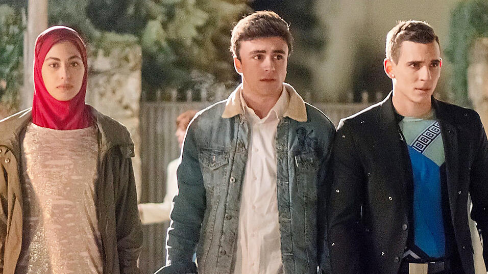 Nadia, Samuel und Christian (von links), drei Schüler aus der Arbeiterklasse,werden auf einer Eliteschule in viele Probleme verstrickt. Foto: Manuel Fernandez-Valdes/Netflix Nadia, Samuel und Christian (von links), drei Schüler aus der Arbeiterklasse,werden auf einer Eliteschule in viele Probleme verstrickt. Foto: Manuel Fernandez-Valdes/Netflix
