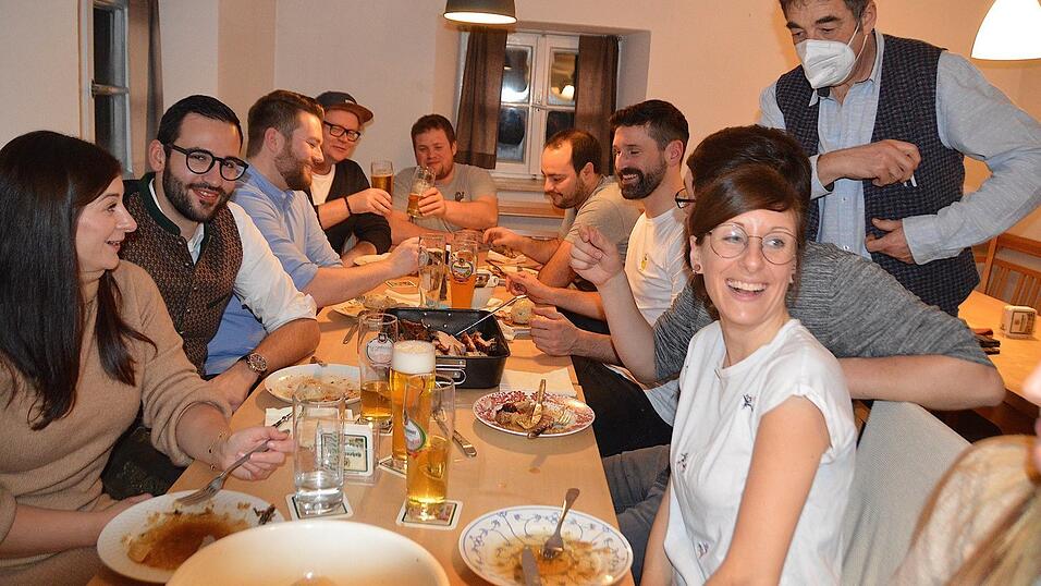 Essen und ratschen mit Freunden beim Gro&szlig;wirt - das mussten alle lange missen.