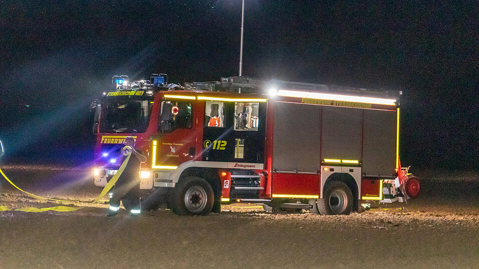 Zahlreiche Feuerwehren waren mit rund 80 Kräften vor Ort, teilweise blieben die Feuerwehrler auch über Nacht am Absturzort.