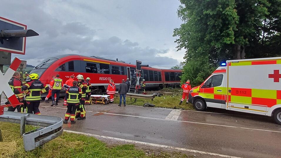 Zahlreichen Rettungskräfte sind bei dem Unfall im Einsatz.