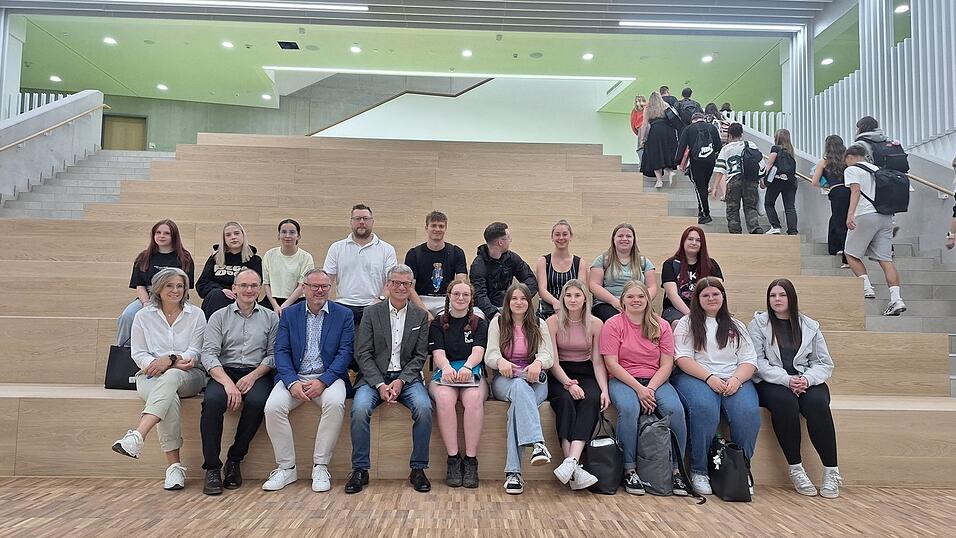 Diese Jugendlichen zogen als Erste in das neue Schulhaus ein. Sie wurden vom Landrat, den Abteilungsleitern der Bauabteilung und Schulleiter Christian Alt begr&uuml;&szlig;t.