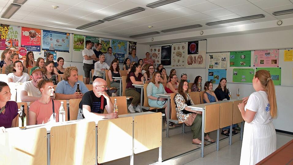 Nach Jahren wieder einmal Nachsitzen: Die Schulhausführungen führten auch in den Biologie-Saal. Nach Jahren wieder einmal Nachsitzen: Die Schulhausführungen führten auch in den Biologie-Saal.