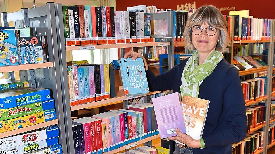 B&uuml;chereileiterin Monika Schmidtler stellt die neuen B&uuml;cher vor.