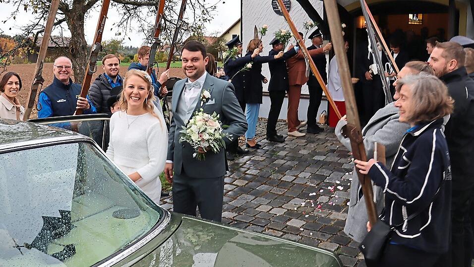 Mit einem Spalier aus Rosen und alten Skiern empfingen Verwandte, Freunde und eine Abordnung mehrerer Vereine das Brautpaar. Mit einem Spalier aus Rosen und alten Skiern empfingen Verwandte, Freunde und eine Abordnung mehrerer Vereine das Brautpaar.
