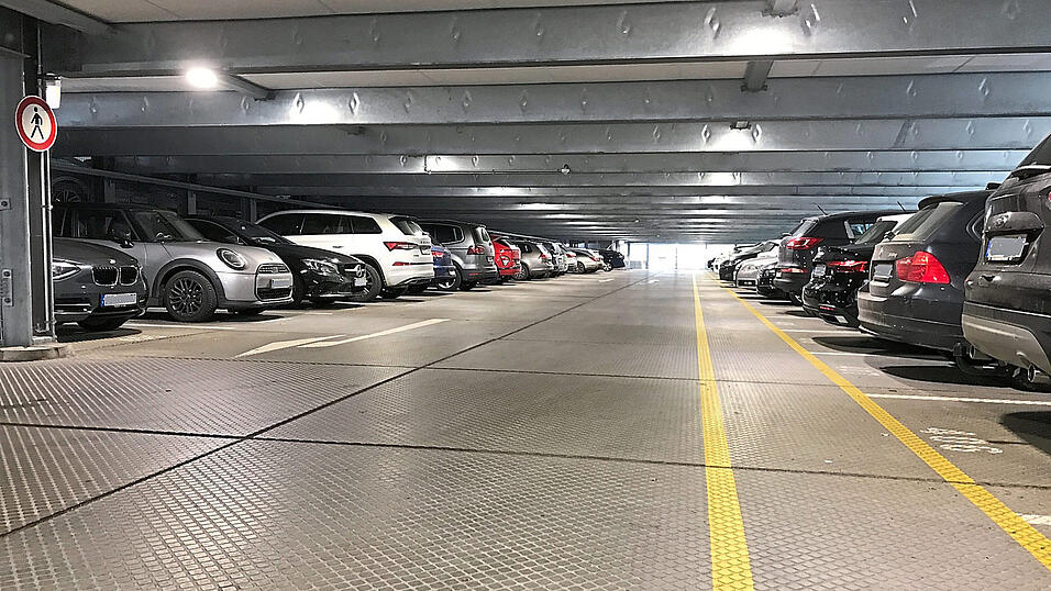 In den unteren Ebenen des Parkhauses herrscht tagsüber Hochbetrieb. Wer gerne mehr Freiraum für sein Fahrzeug hätte, findet diesen weiter oben. Behindertenparkplätze gibt es auf jeder geraden Etage.