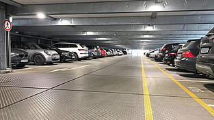 In den unteren Ebenen des Parkhauses herrscht tagsüber Hochbetrieb. Wer gerne mehr Freiraum für sein Fahrzeug hätte, findet diesen weiter oben. Behindertenparkplätze gibt es auf jeder geraden Etage.