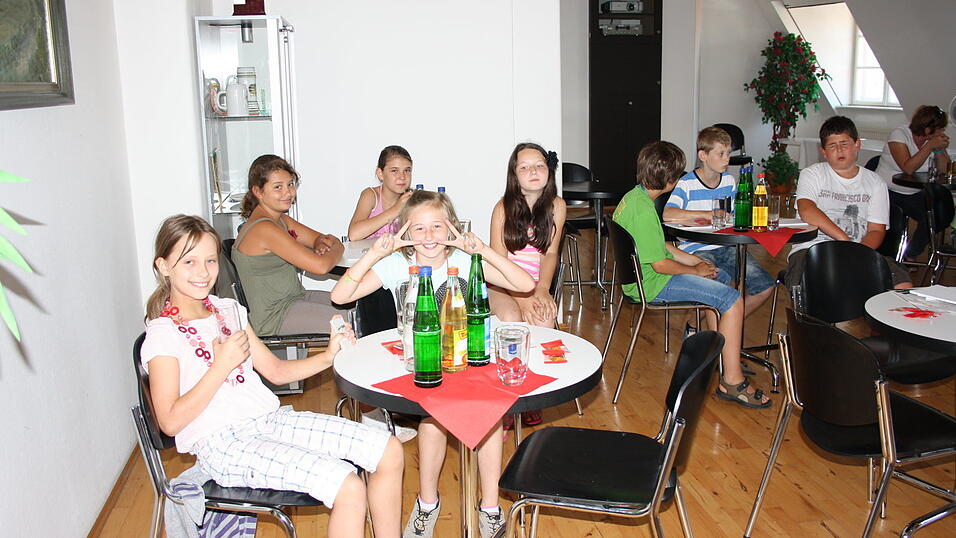 Die 4a und 4b der Grundschule Alburg besuchte am Donnerstag, 11. Juli, zusammen mit ihren Lehrerinnen Frau Scheer und Frau Schill das Verlagshaus des Straubinger Tagblatts. (Foto: Pfeffer) Die 4a und 4b der Grundschule Alburg besuchte am Donnerstag, 11. Juli, zusammen mit ihren Lehrerinnen Frau Scheer und Frau Schill das Verlagshaus des Straubinger Tagblatts. (Foto: Pfeffer)